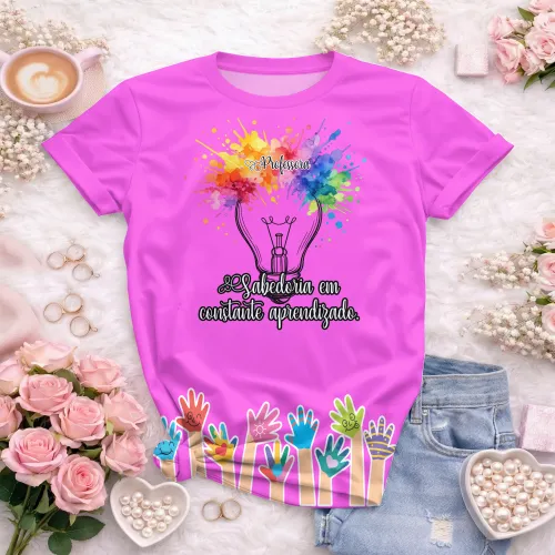 Camisa com logo no peito que destaca a criatividade e sabedoria da professora, em design moderno e atraente para quem valoriza a educação e a inovação.