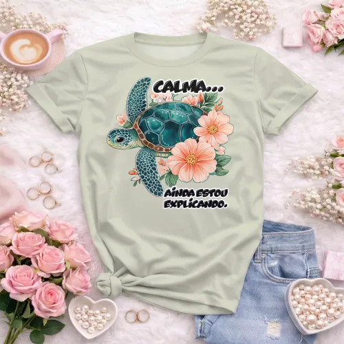 Camisa com estampa divertida, mostrando frase motivacional com uma tartaruga charmosa que transmite calma e paciência.