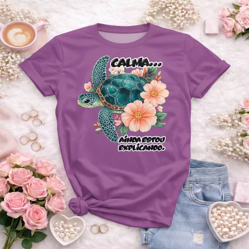 Camisa com estampa divertida, mostrando frase motivacional com uma tartaruga charmosa que transmite calma e paciência.