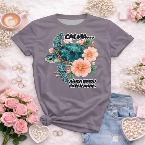 Camisa com estampa divertida, mostrando frase motivacional com uma tartaruga charmosa que transmite calma e paciência.