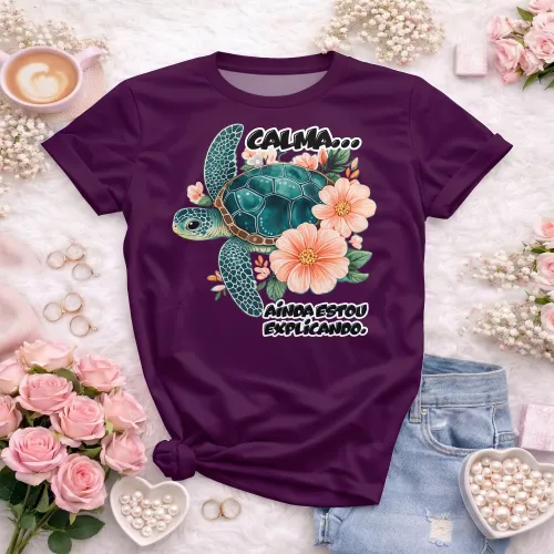 Camisa com estampa divertida, mostrando frase motivacional com uma tartaruga charmosa que transmite calma e paciência.