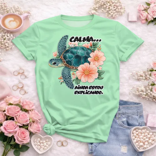 Camisa com estampa divertida, mostrando frase motivacional com uma tartaruga charmosa que transmite calma e paciência.