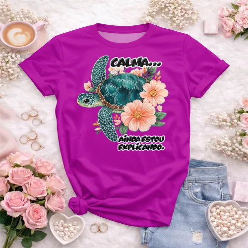 Camisa com estampa divertida, mostrando frase motivacional com uma tartaruga charmosa que transmite calma e paciência.