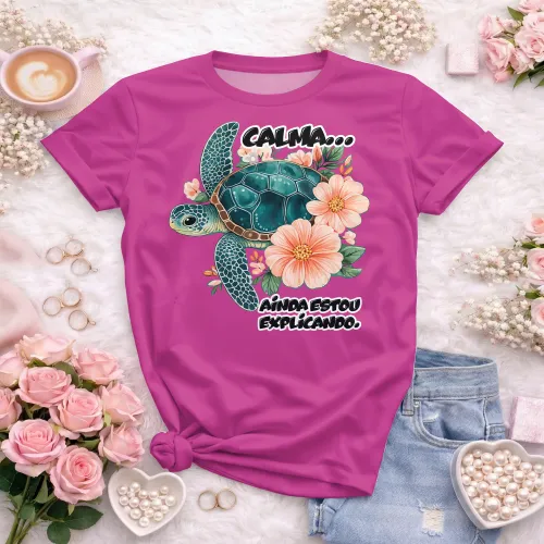 Camisa com estampa divertida, mostrando frase motivacional com uma tartaruga charmosa que transmite calma e paciência.