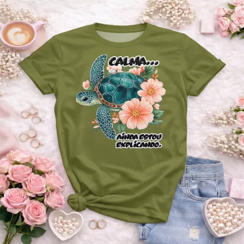 Camisa com estampa divertida, mostrando frase motivacional com uma tartaruga charmosa que transmite calma e paciência.