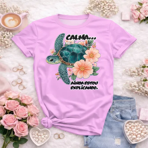 Camisa com estampa divertida, mostrando frase motivacional com uma tartaruga charmosa que transmite calma e paciência.