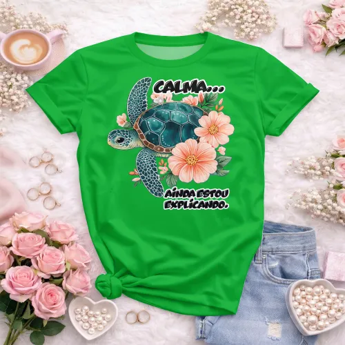Camisa com estampa divertida, mostrando frase motivacional com uma tartaruga charmosa que transmite calma e paciência.