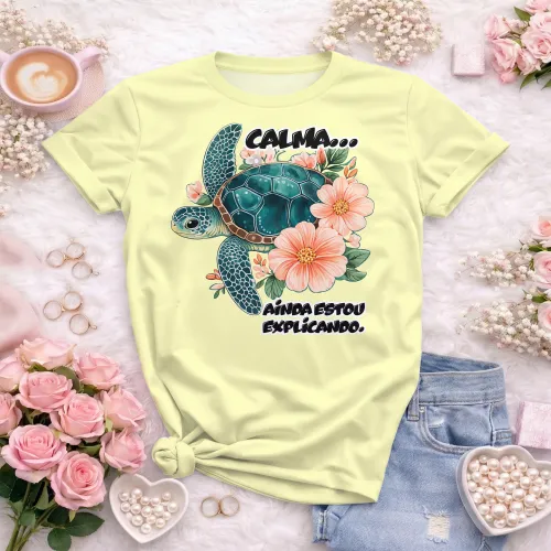 Camisa com estampa divertida, mostrando frase motivacional com uma tartaruga charmosa que transmite calma e paciência.