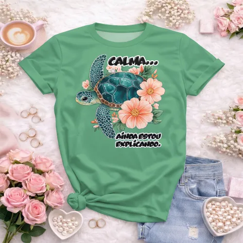 Camisa com estampa divertida, mostrando frase motivacional com uma tartaruga charmosa que transmite calma e paciência.
