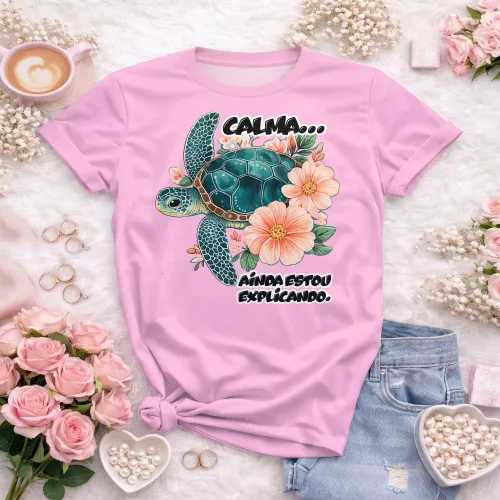Camisa com estampa divertida, mostrando frase motivacional com uma tartaruga charmosa que transmite calma e paciência.