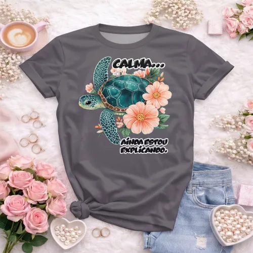 Camisa com estampa divertida, mostrando frase motivacional com uma tartaruga charmosa que transmite calma e paciência.