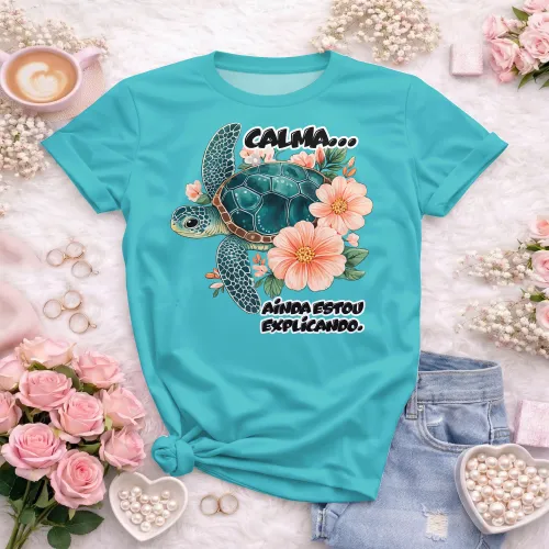 Camisa com estampa divertida, mostrando frase motivacional com uma tartaruga charmosa que transmite calma e paciência.