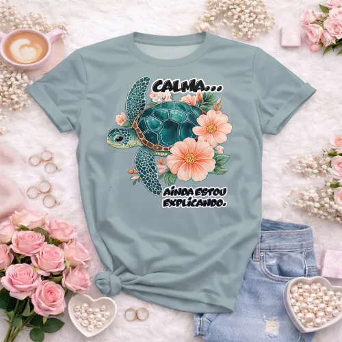 Camisa com estampa divertida, mostrando frase motivacional com uma tartaruga charmosa que transmite calma e paciência.