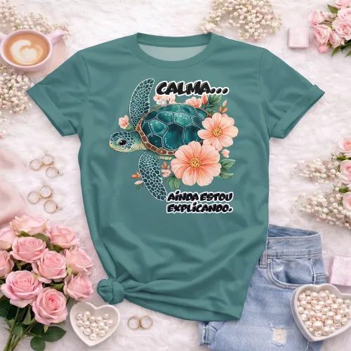 Camisa com estampa divertida, mostrando frase motivacional com uma tartaruga charmosa que transmite calma e paciência.