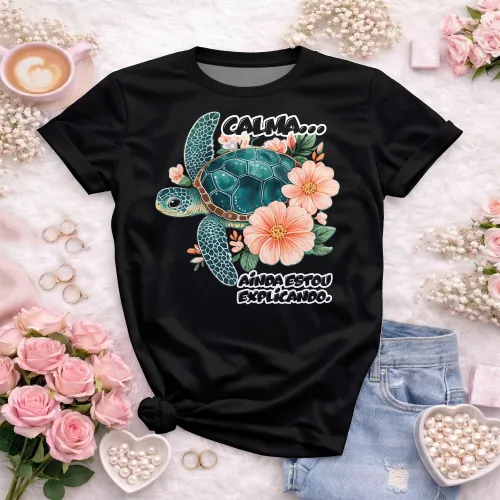 Camisa com estampa divertida, mostrando frase motivacional com uma tartaruga charmosa que transmite calma e paciência.