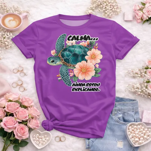 Camisa com estampa divertida, mostrando frase motivacional com uma tartaruga charmosa que transmite calma e paciência.