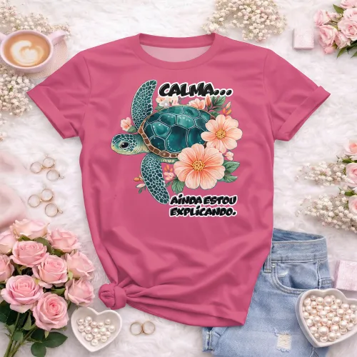 Camisa com estampa divertida, mostrando frase motivacional com uma tartaruga charmosa que transmite calma e paciência.